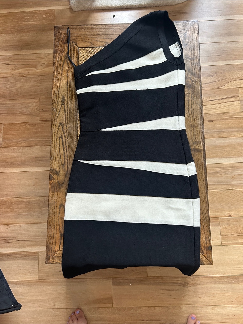 Imitation Herve Leger Black and White One-Shoulder Stripe Bandage Dress
